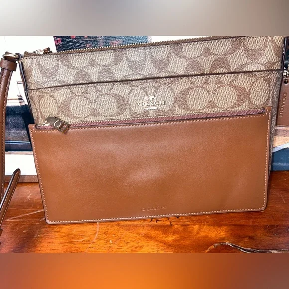 Coach east west crossbody - Picture 7 of 9